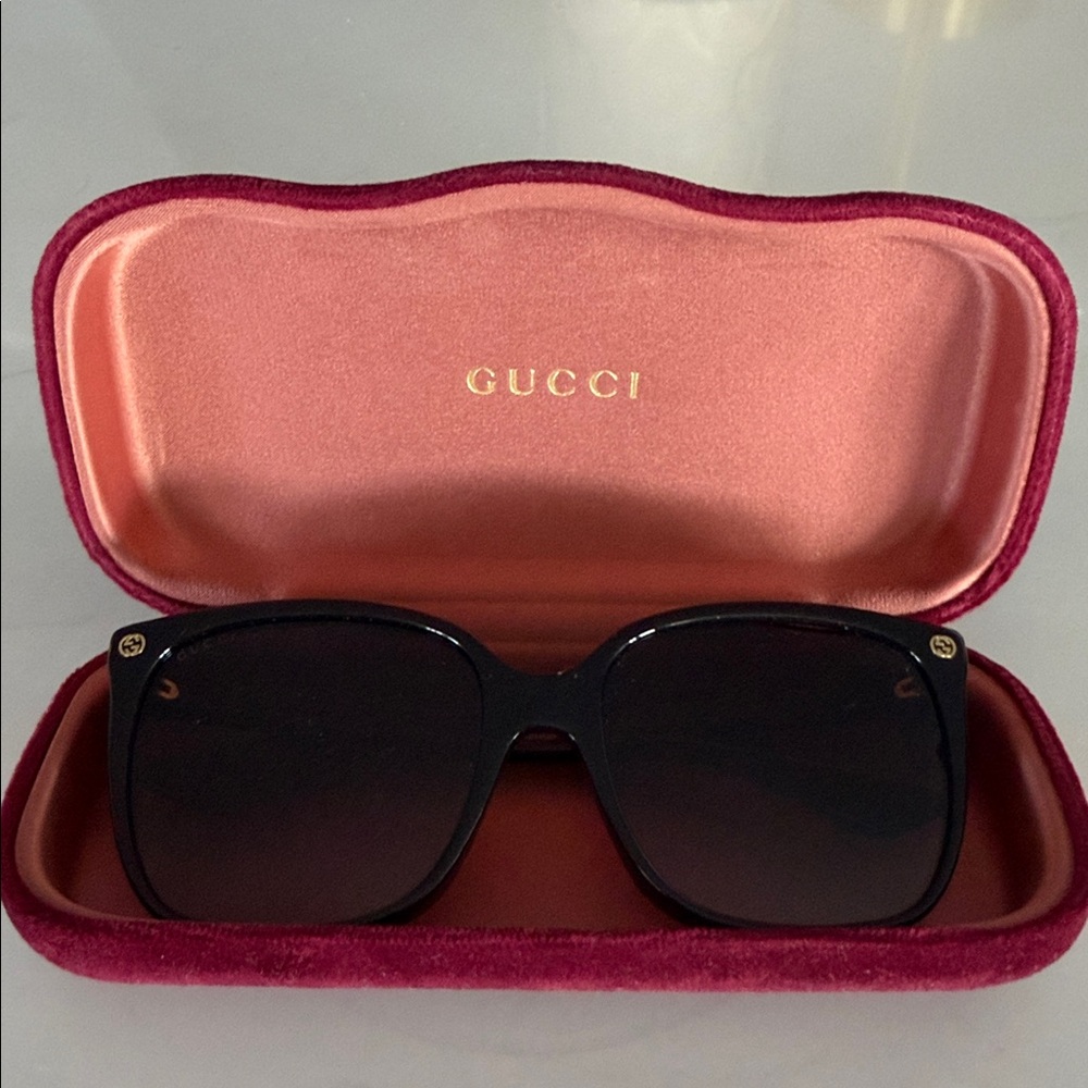 Gucci Elegant Black Sunglasses